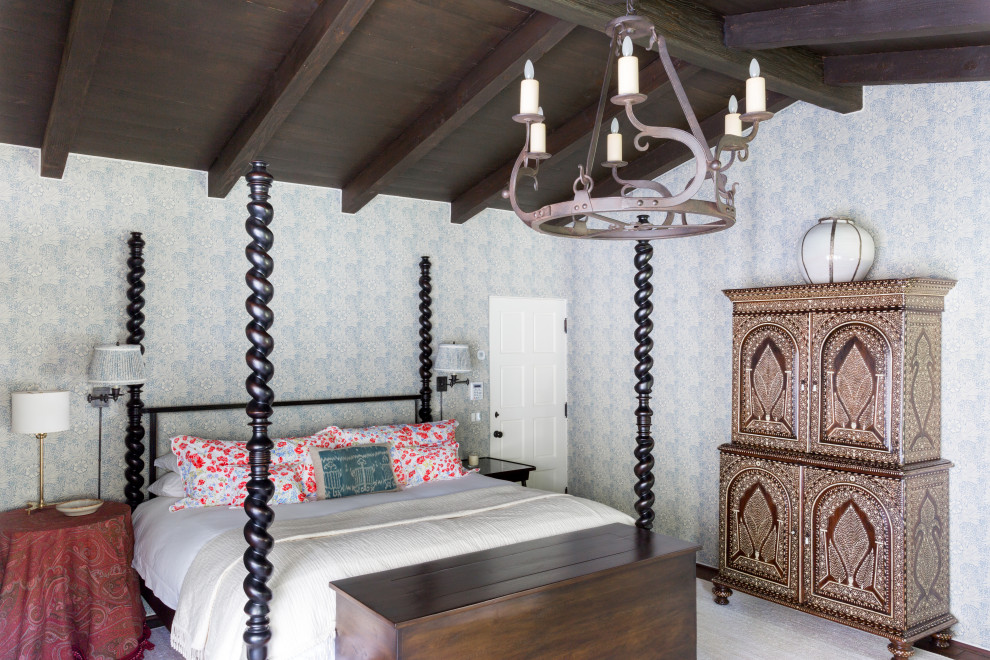 Mittelgroßes Mediterranes Hauptschlafzimmer mit blauer Wandfarbe, dunklem Holzboden, braunem Boden und Tapetenwänden in Los Angeles