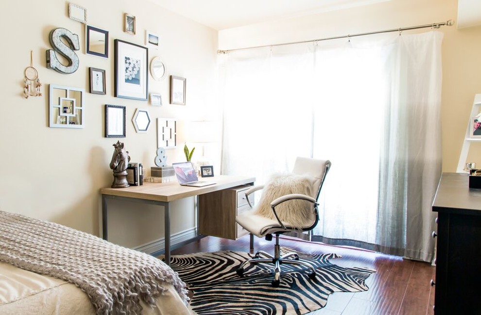 Imagen de habitación de invitados ecléctica de tamaño medio con paredes beige y suelo de madera oscura