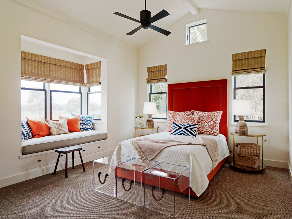 На фото: спальня в стиле неоклассика (современная классика) с белыми стенами и ковровым покрытием