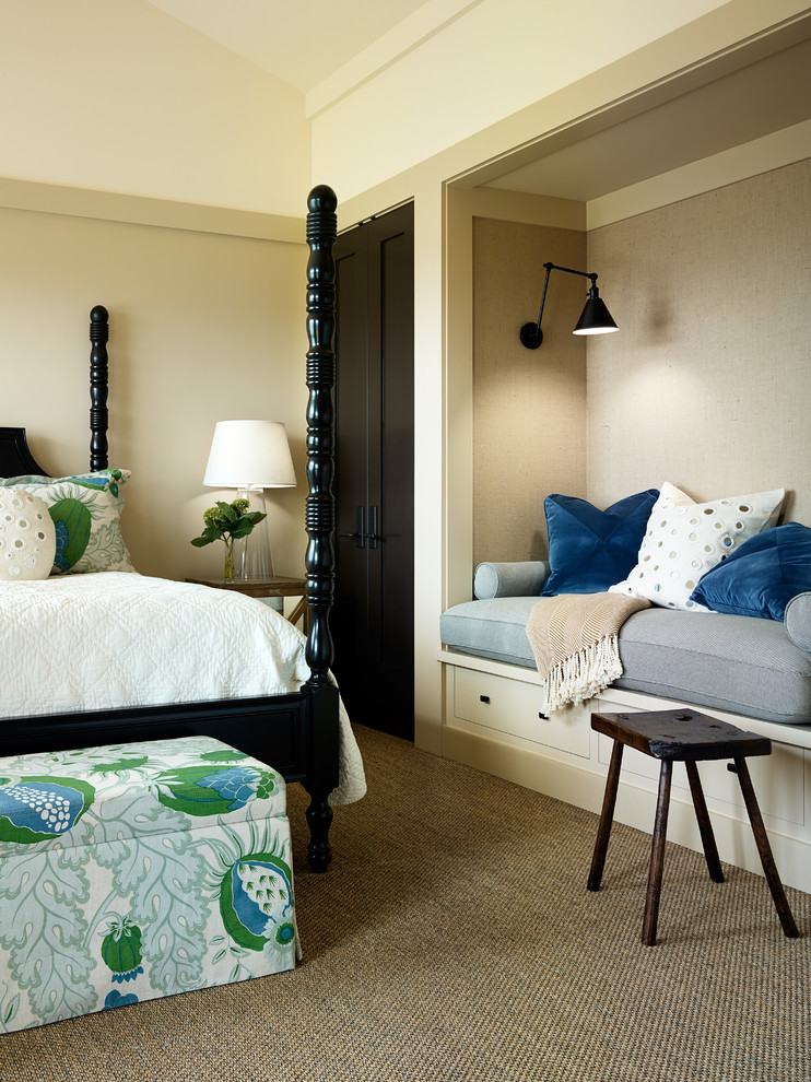 Идея дизайна: спальня в стиле неоклассика (современная классика) с бежевыми стенами и ковровым покрытием