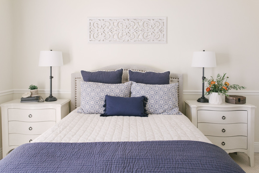 Стильный дизайн: большая хозяйская спальня в стиле рустика с белыми стенами, ковровым покрытием и белым полом без камина - последний тренд