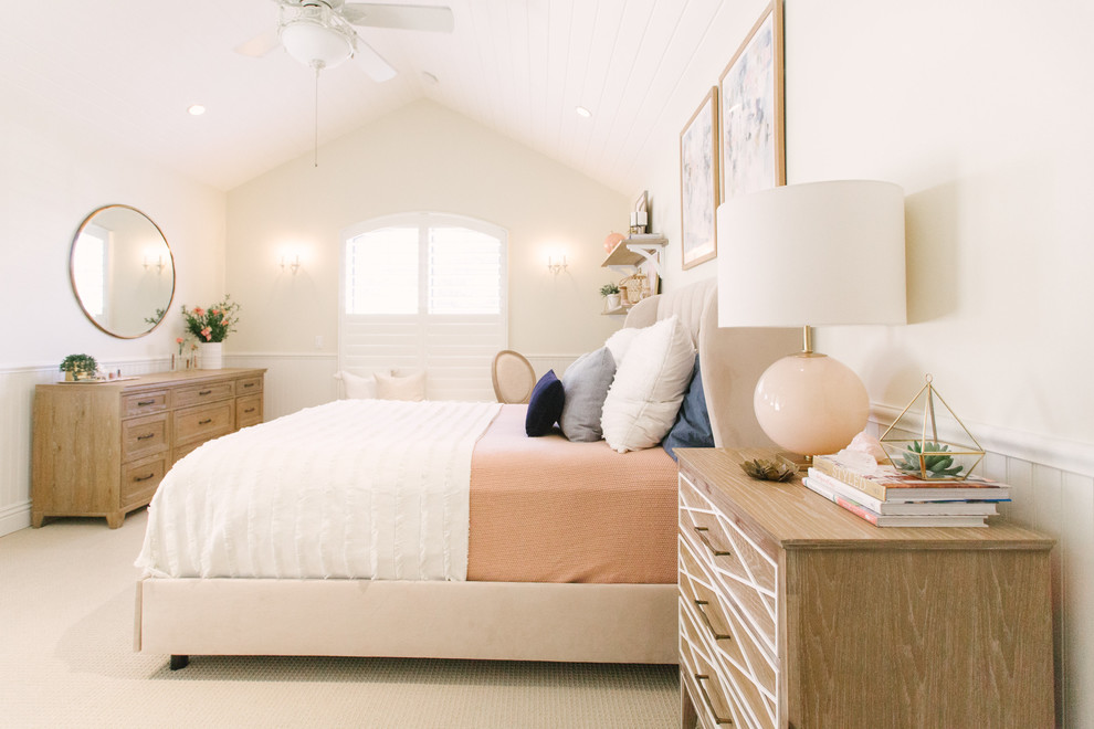 Foto de habitación de invitados rural grande sin chimenea con paredes blancas, moqueta y suelo beige