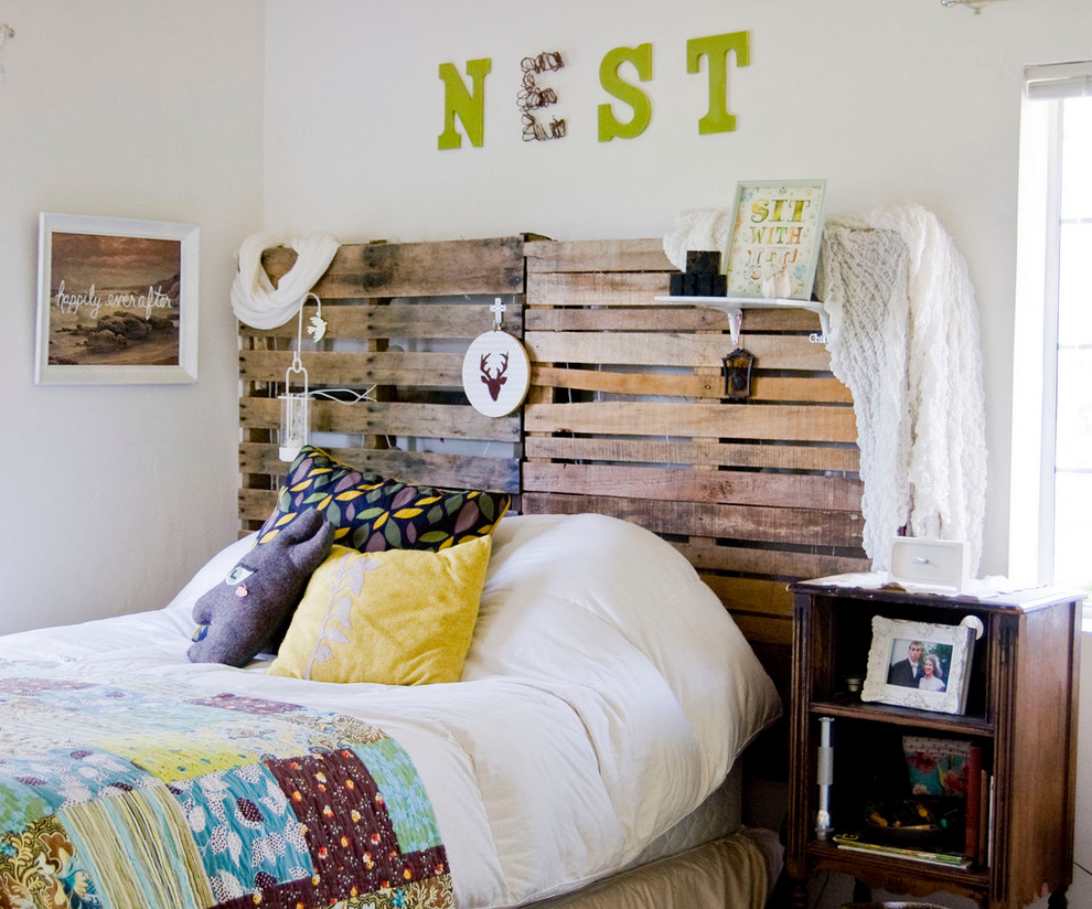 Bild på ett shabby chic-inspirerat sovrum, med vita väggar