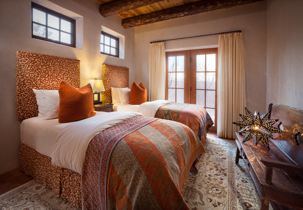 На фото: гостевая спальня (комната для гостей) в стиле фьюжн с бежевыми стенами