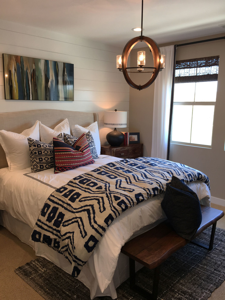 Источник вдохновения для домашнего уюта: хозяйская спальня среднего размера в стиле шебби-шик с бежевыми стенами и ковровым покрытием