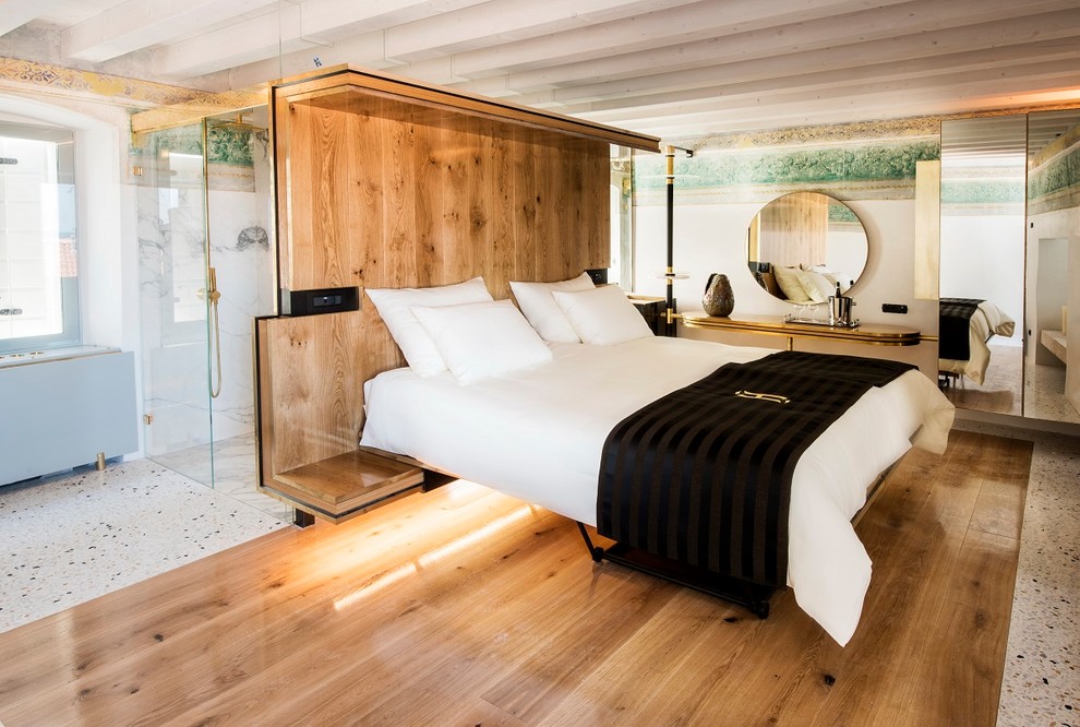 Ispirazione per una camera da letto costiera di medie dimensioni