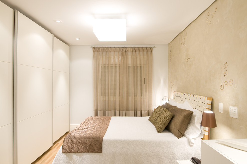 他の地域にある地中海スタイルのおしゃれな寝室 (ベージュの壁、淡色無垢フローリング、暖炉なし) のレイアウト