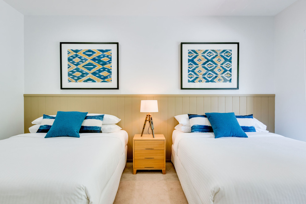 Idee per una camera degli ospiti costiera con pareti bianche, moquette e pavimento beige