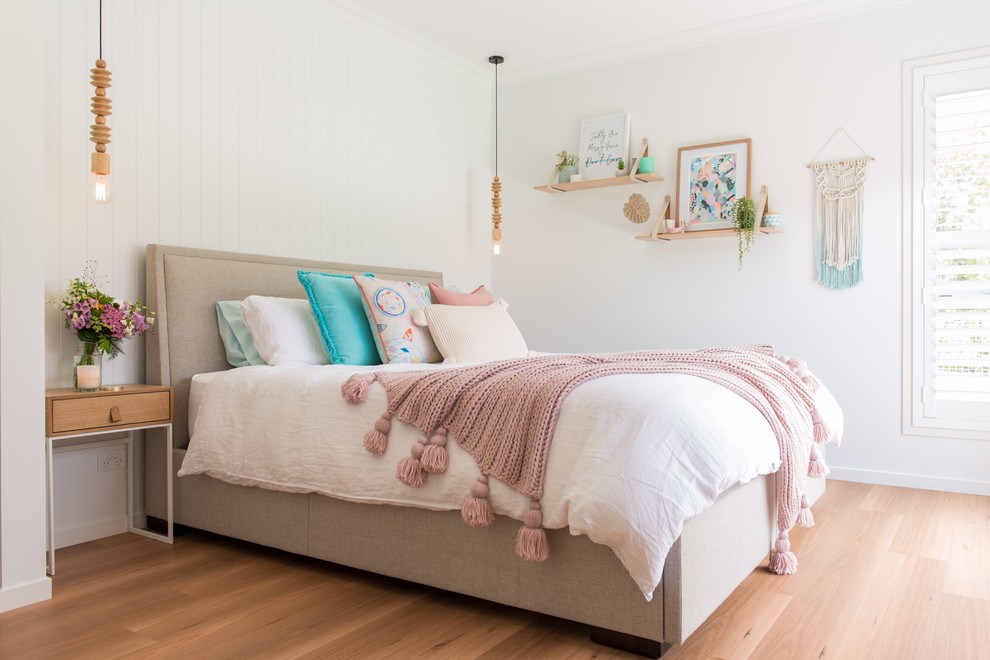 Ispirazione per una camera da letto costiera con pareti bianche, pavimento in legno massello medio e pavimento beige