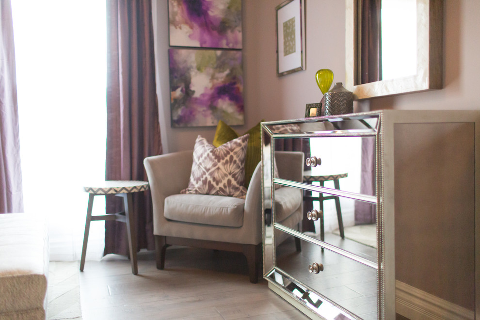 Imagen de dormitorio ecléctico con paredes grises y suelo de madera en tonos medios