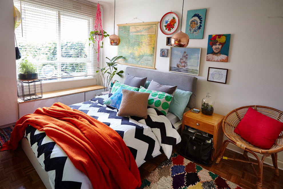 Imagen de dormitorio bohemio sin chimenea con suelo de madera en tonos medios