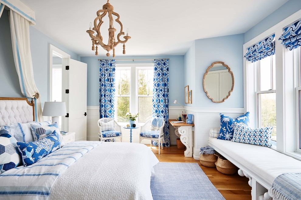 Свежая идея для дизайна: спальня в стиле кантри с синими стенами, паркетным полом среднего тона и синими шторами - отличное фото интерьера