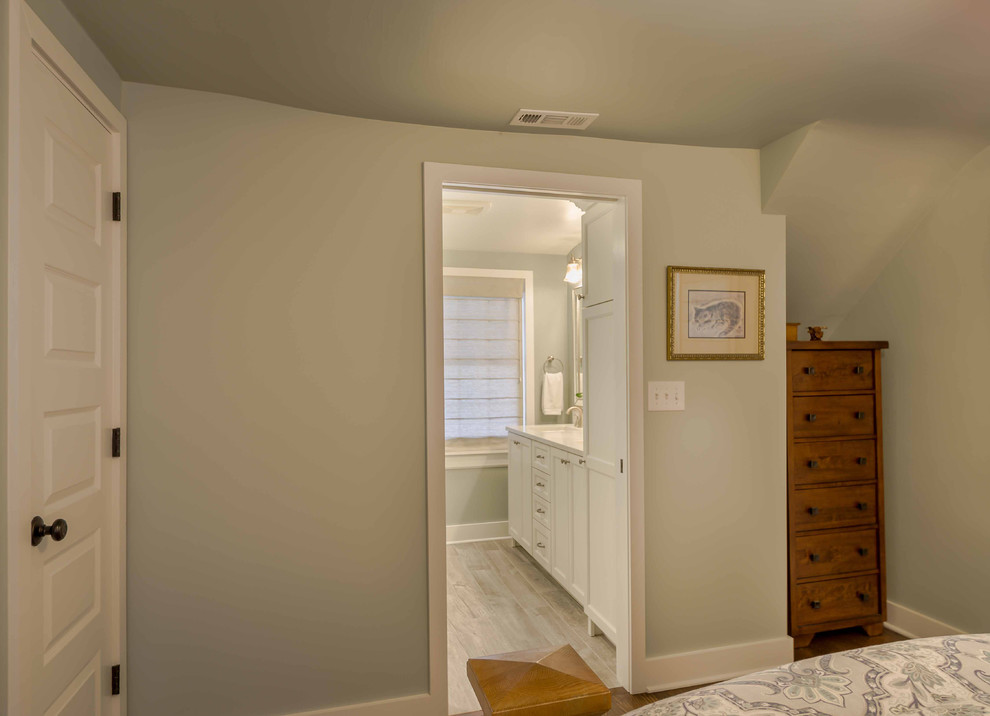Источник вдохновения для домашнего уюта: хозяйская спальня среднего размера в стиле кантри с серыми стенами, светлым паркетным полом, коричневым полом, потолком с обоями, панелями на стенах и акцентной стеной без камина