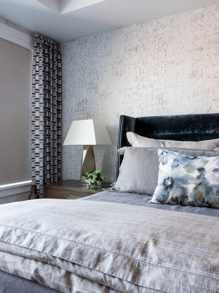 На фото: хозяйская спальня среднего размера в современном стиле с бежевыми стенами с