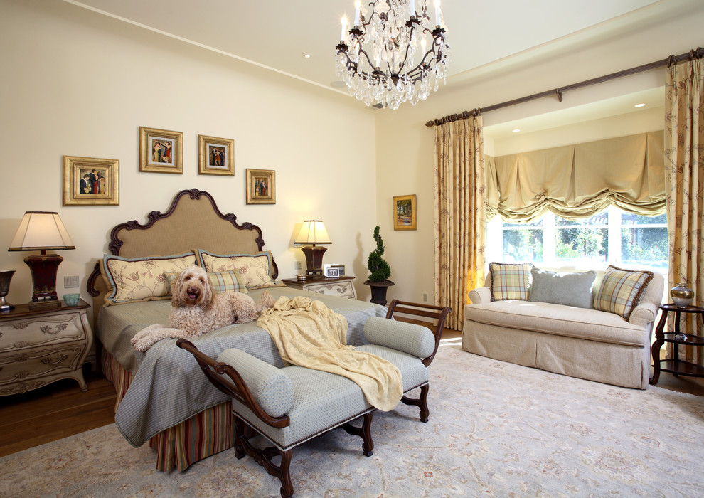 Идея дизайна: спальня в классическом стиле с бежевыми стенами