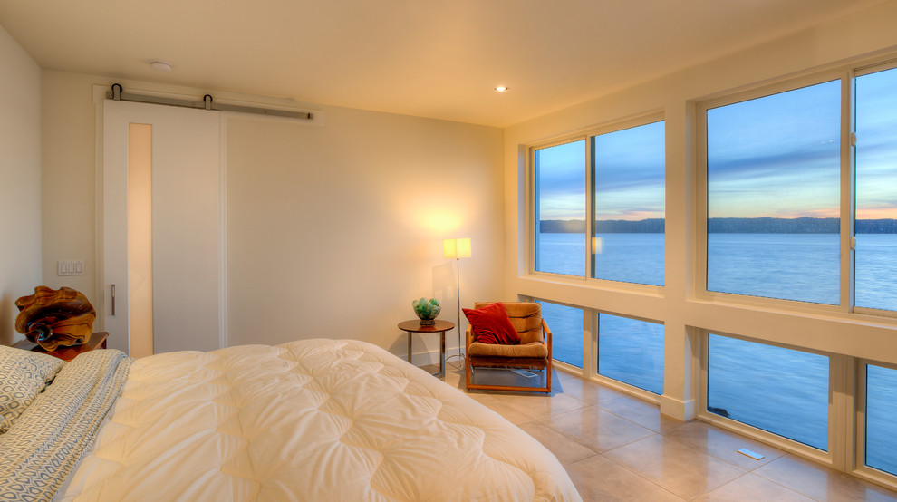 Foto de dormitorio principal moderno de tamaño medio con paredes blancas, suelo de baldosas de porcelana y suelo beige