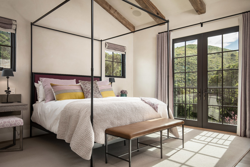 Foto de habitación de invitados mediterránea grande sin chimenea con paredes beige, suelo de madera clara y suelo beige