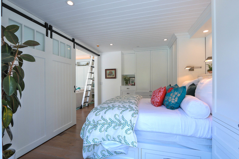 Mittelgroßes Maritimes Hauptschlafzimmer mit weißer Wandfarbe und hellem Holzboden in San Francisco