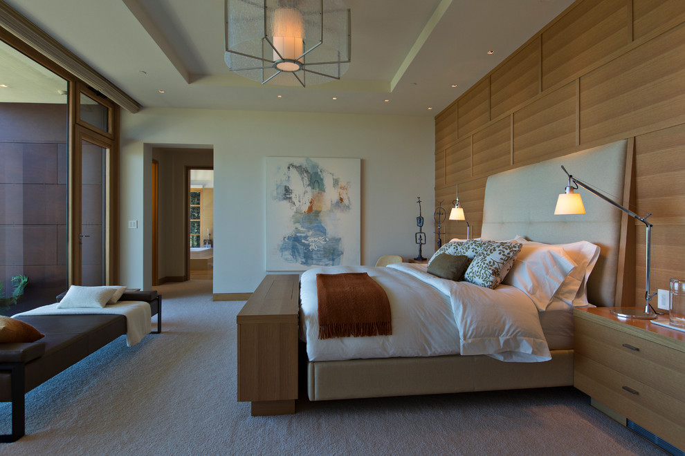 Стильный дизайн: большая хозяйская спальня в современном стиле с бежевыми стенами и ковровым покрытием без камина - последний тренд