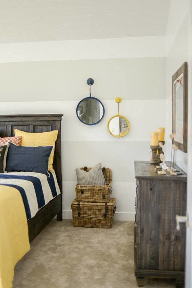 Ejemplo de habitación de invitados tradicional renovada de tamaño medio sin chimenea con paredes grises y moqueta
