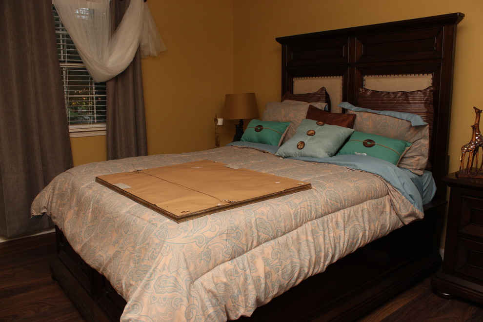 На фото: хозяйская спальня среднего размера в стиле фьюжн с бежевыми стенами и паркетным полом среднего тона без камина с