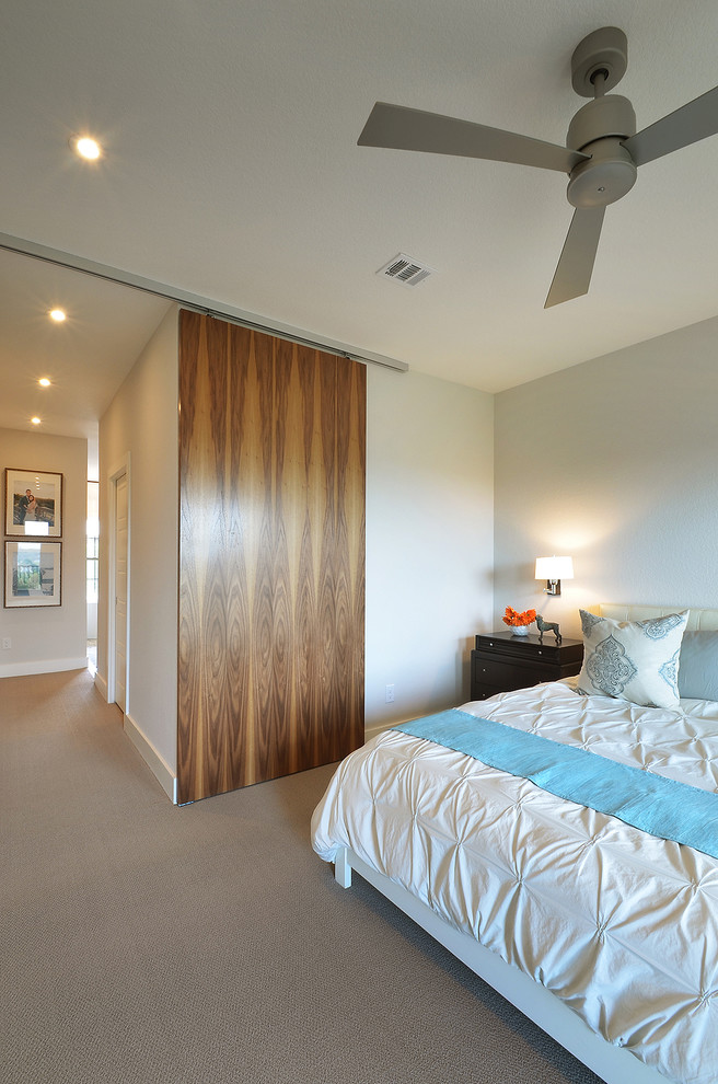 Ejemplo de dormitorio clásico renovado sin chimenea con paredes blancas y moqueta