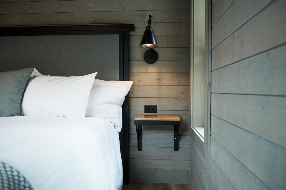 バンクーバーにある中くらいなラスティックスタイルのおしゃれな客用寝室 (グレーの壁、セラミックタイルの床、暖炉なし、グレーの床)
