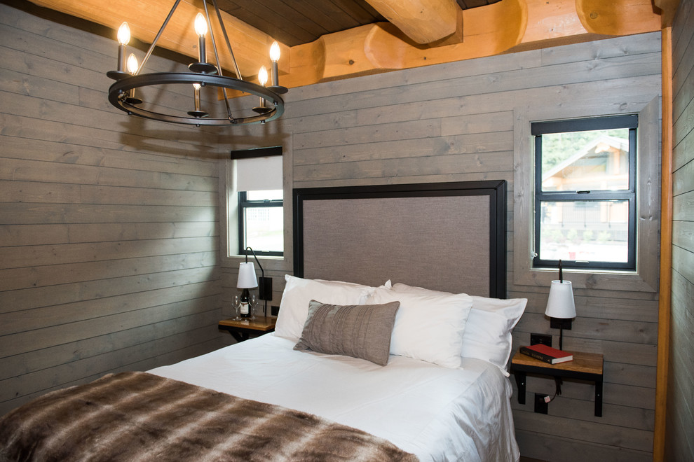 Свежая идея для дизайна: гостевая спальня среднего размера, (комната для гостей) в стиле рустика с серыми стенами, полом из ламината и коричневым полом без камина - отличное фото интерьера