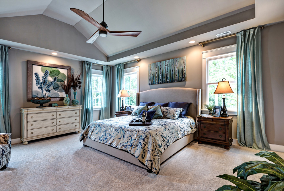 На фото: хозяйская спальня среднего размера в стиле кантри с серыми стенами и ковровым покрытием без камина с