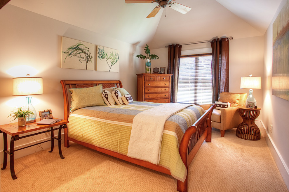 Foto de habitación de invitados tropical de tamaño medio sin chimenea con paredes grises, moqueta y suelo beige