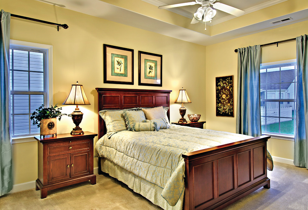 Стильный дизайн: хозяйская спальня среднего размера в стиле кантри с бежевыми стенами и ковровым покрытием без камина - последний тренд
