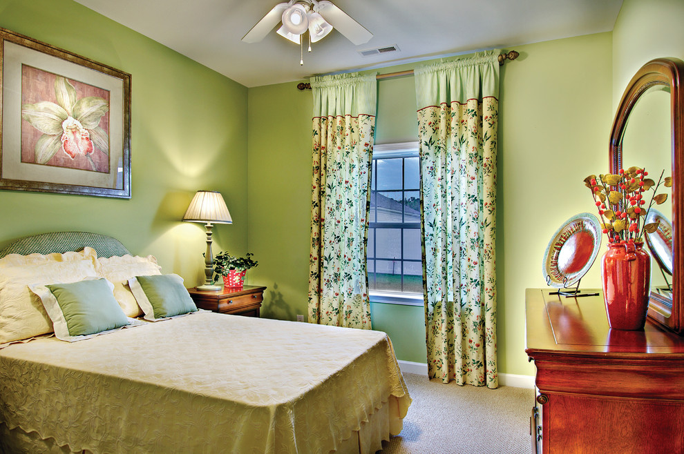 マイアミにある中くらいなトラディショナルスタイルのおしゃれな客用寝室 (緑の壁、カーペット敷き、暖炉なし) のインテリア