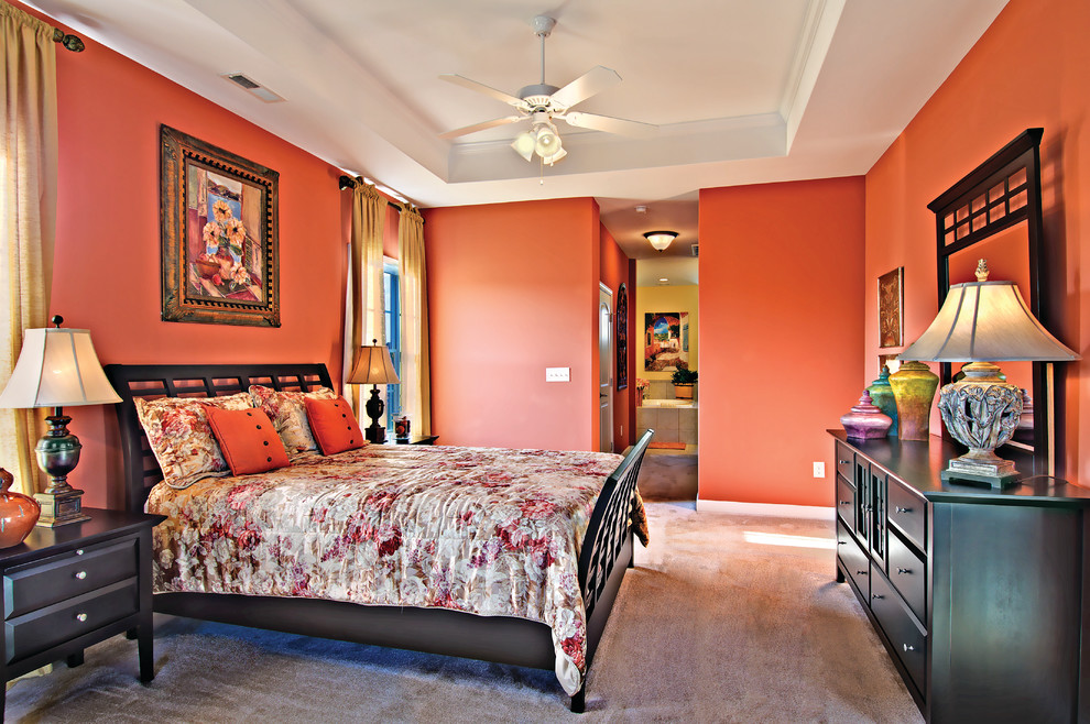 マイアミにある中くらいなトラディショナルスタイルのおしゃれな主寝室 (オレンジの壁、カーペット敷き、暖炉なし)