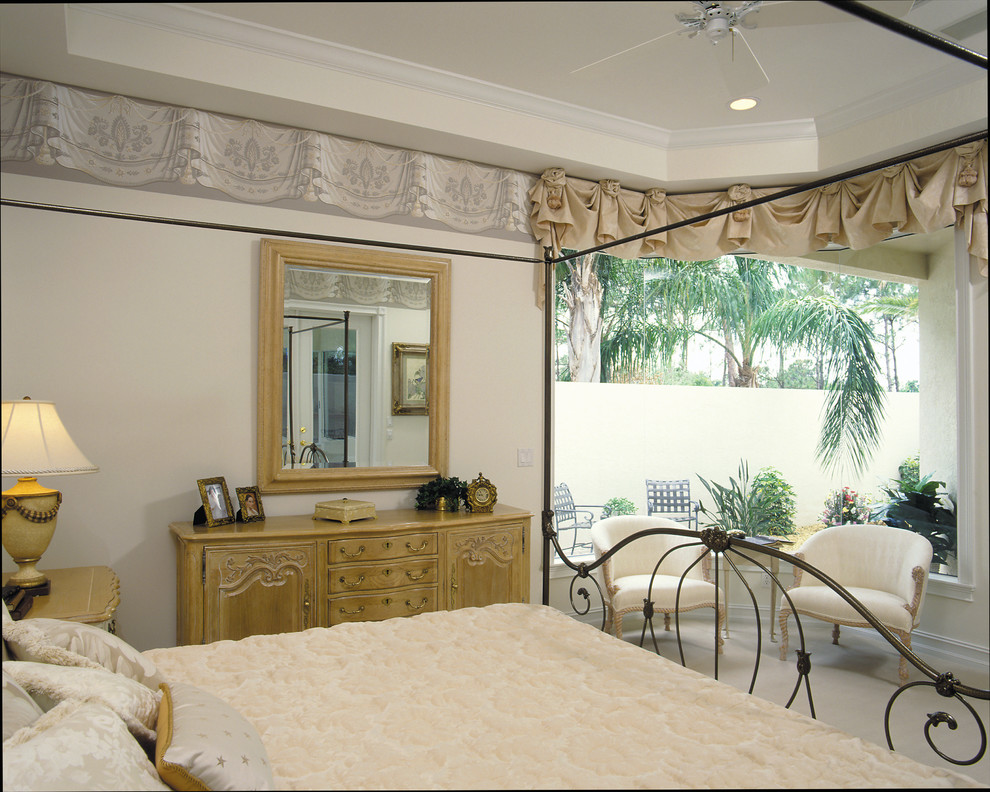 На фото: большая хозяйская спальня в классическом стиле с белыми стенами и ковровым покрытием без камина с