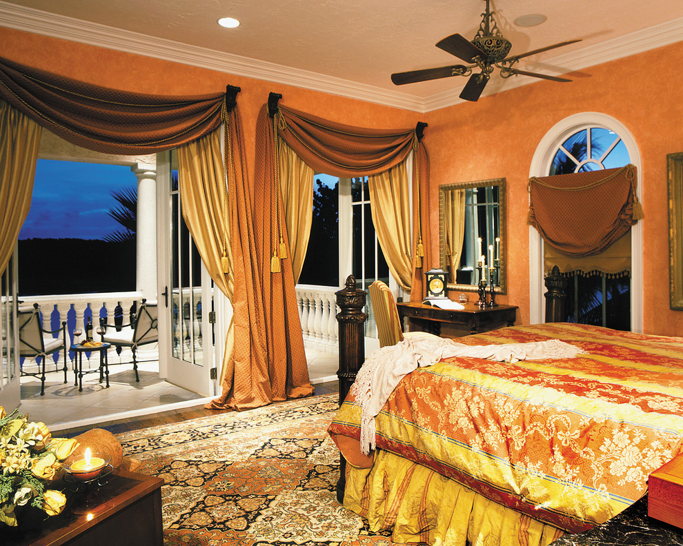 マイアミにある広い地中海スタイルのおしゃれな主寝室 (オレンジの壁、カーペット敷き、暖炉なし) のインテリア