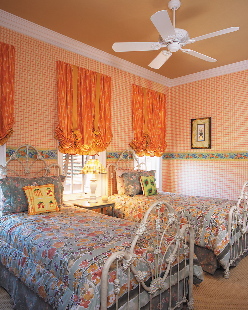 На фото: большая гостевая спальня (комната для гостей) в средиземноморском стиле с оранжевыми стенами и ковровым покрытием без камина с