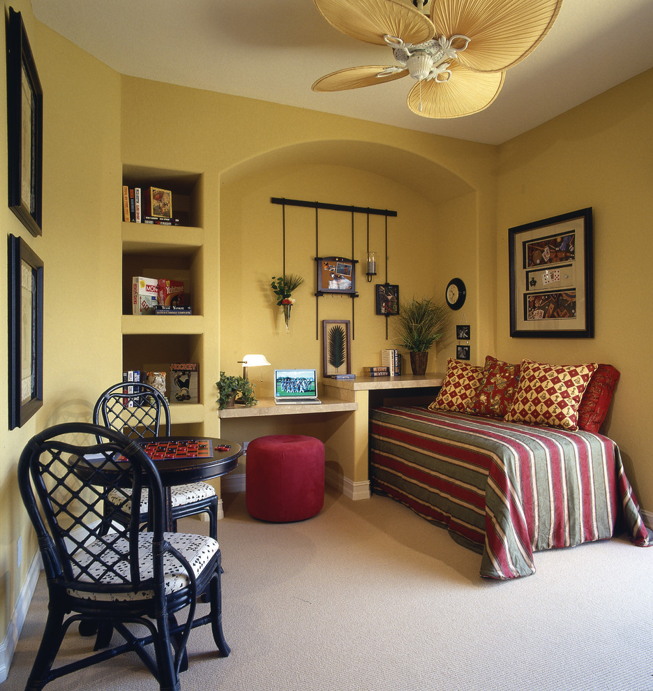 マイアミにある中くらいな地中海スタイルのおしゃれな客用寝室 (黄色い壁、カーペット敷き、暖炉なし)