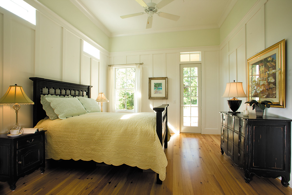 Foto de dormitorio principal campestre grande sin chimenea con paredes blancas y suelo de madera en tonos medios