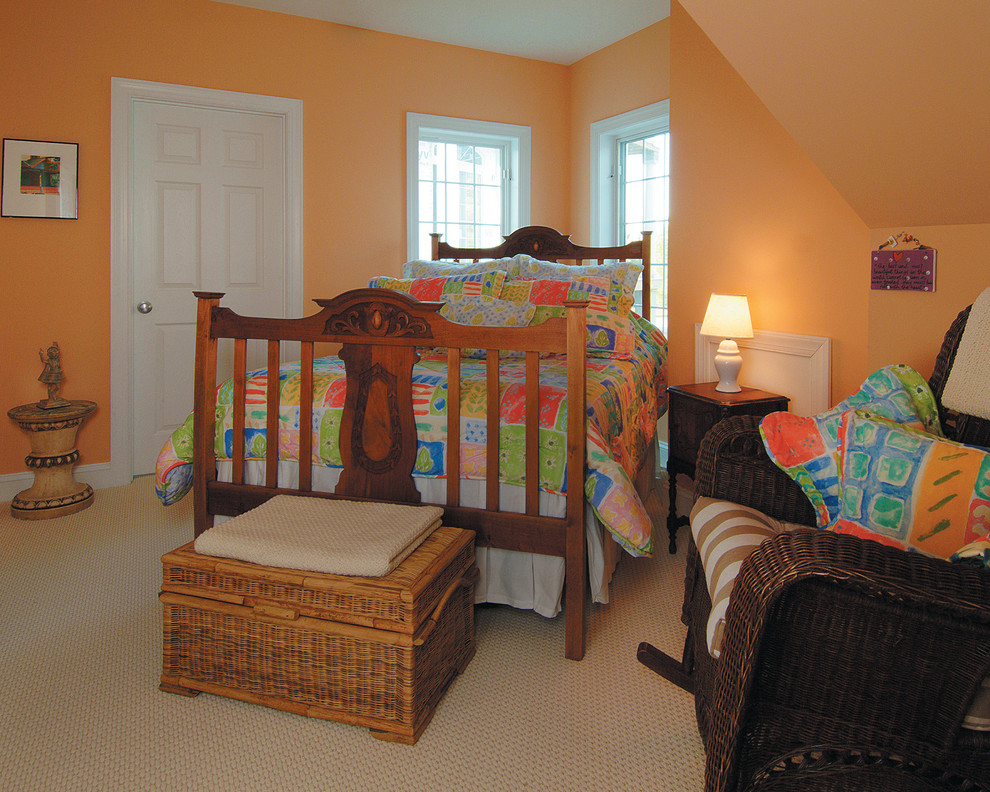 Imagen de habitación de invitados costera grande sin chimenea con parades naranjas y moqueta