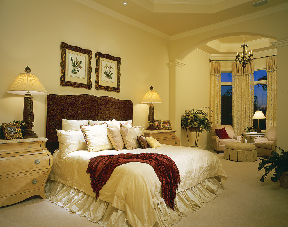 Diseño de dormitorio principal mediterráneo grande sin chimenea con paredes beige y moqueta