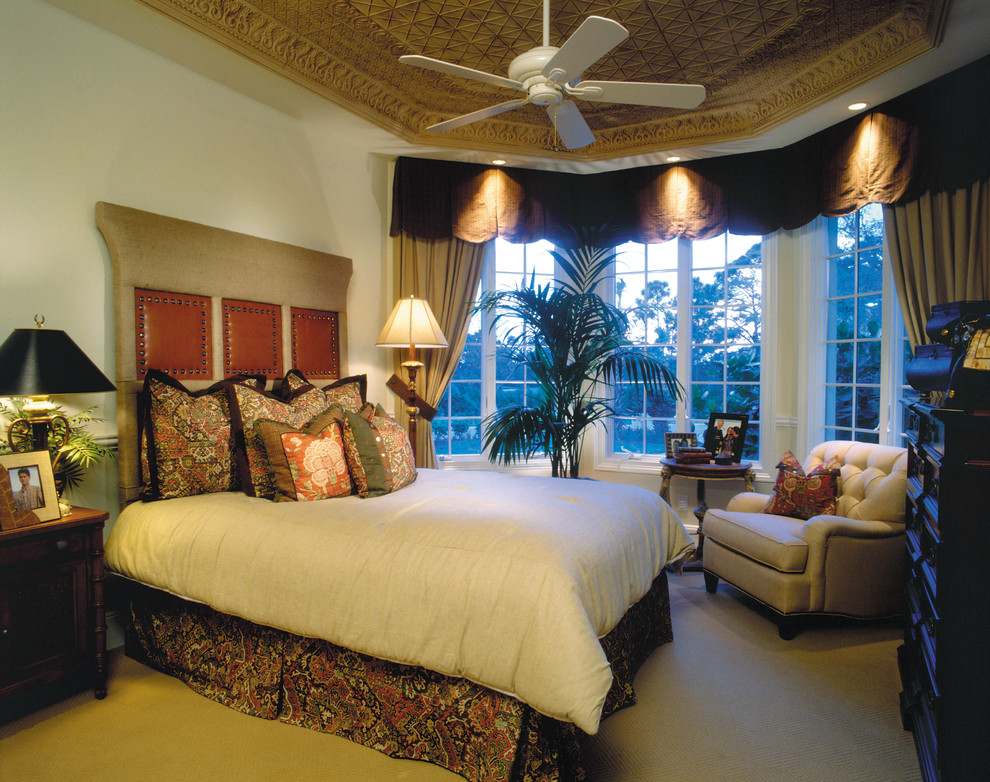 Стильный дизайн: большая гостевая спальня (комната для гостей) в средиземноморском стиле с бежевыми стенами и ковровым покрытием без камина - последний тренд