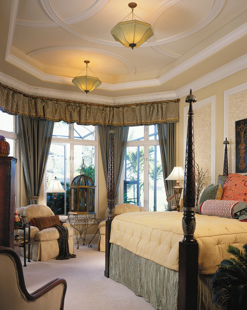 Пример оригинального дизайна: большая хозяйская спальня в средиземноморском стиле с желтыми стенами и ковровым покрытием без камина
