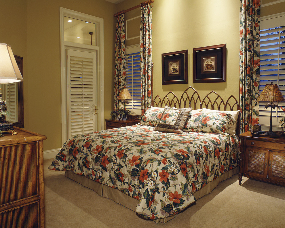 Пример оригинального дизайна: большая гостевая спальня (комната для гостей) в средиземноморском стиле с желтыми стенами и ковровым покрытием без камина