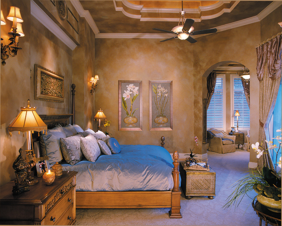 На фото: большая хозяйская спальня в средиземноморском стиле с бежевыми стенами и ковровым покрытием без камина