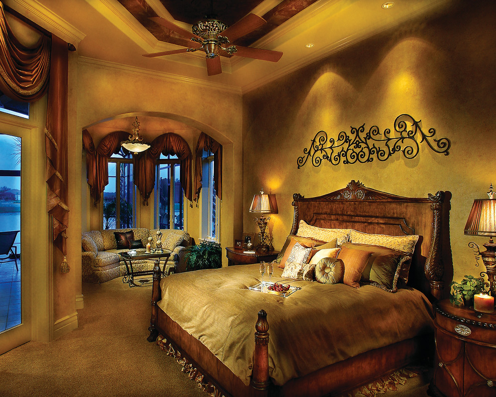 Пример оригинального дизайна: большая хозяйская спальня в средиземноморском стиле с бежевыми стенами и ковровым покрытием без камина