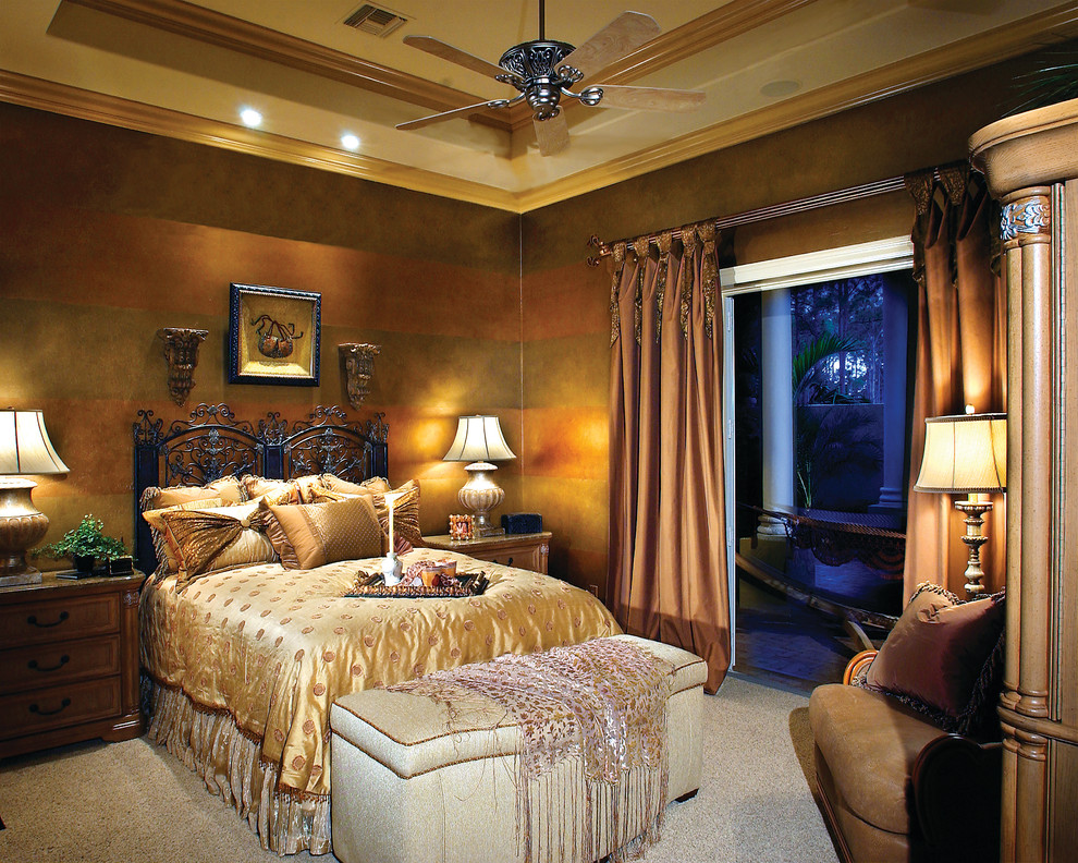 Свежая идея для дизайна: большая гостевая спальня (комната для гостей) в средиземноморском стиле с разноцветными стенами и ковровым покрытием без камина - отличное фото интерьера