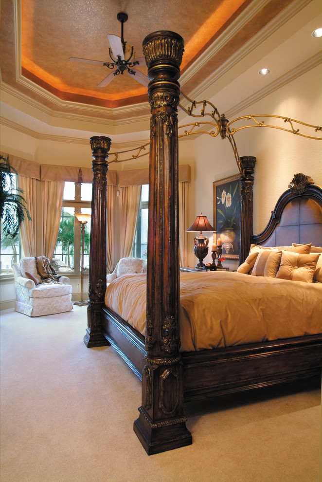 Foto de dormitorio principal mediterráneo grande sin chimenea con paredes beige y moqueta