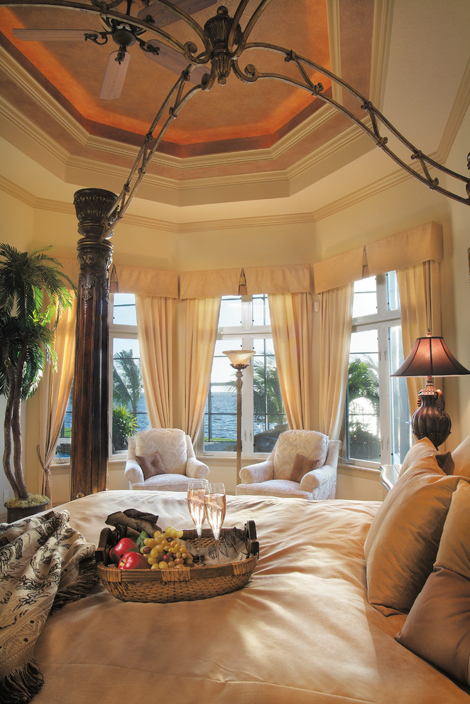Ejemplo de dormitorio principal mediterráneo grande sin chimenea con paredes beige y moqueta