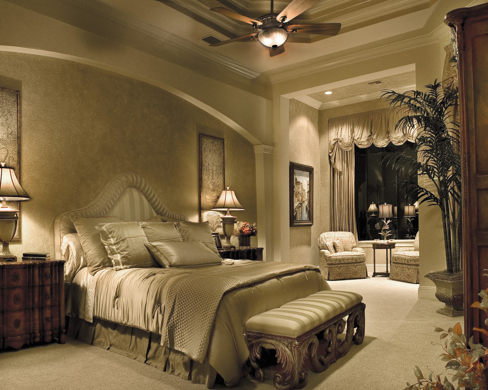 Großes Mediterranes Hauptschlafzimmer ohne Kamin mit beiger Wandfarbe und Teppichboden in Miami