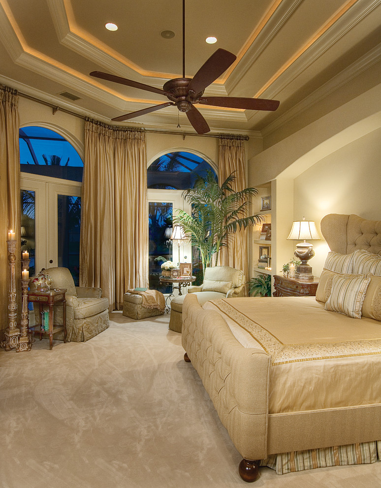 マイアミにある広い地中海スタイルのおしゃれな主寝室 (ベージュの壁、カーペット敷き、暖炉なし、照明) のインテリア